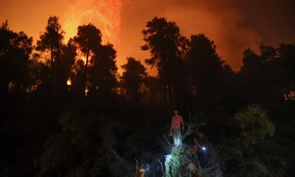 Φωτιά στην Εύβοια: Μαίνεται για 8η μέρα το πύρινο μέτωπο - Ολονύχτια μάχη πυροσβεστών και κατοίκων για να σώσουν τα σπίτια τους